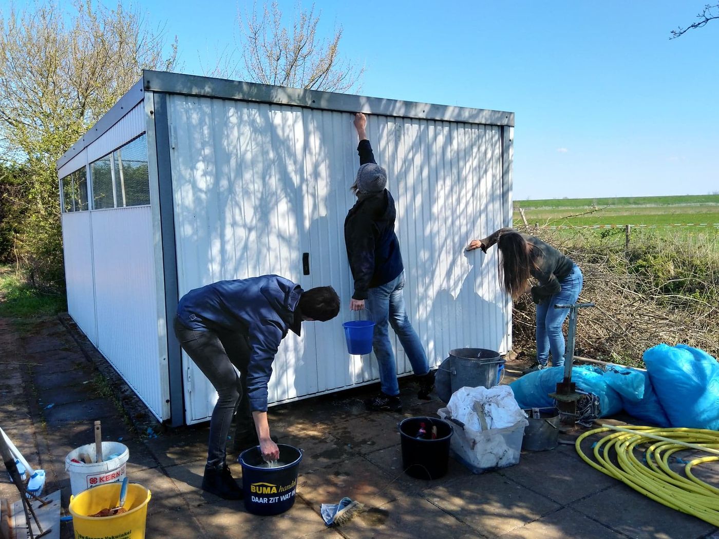 Grote schoonmaak op de tennisbaan